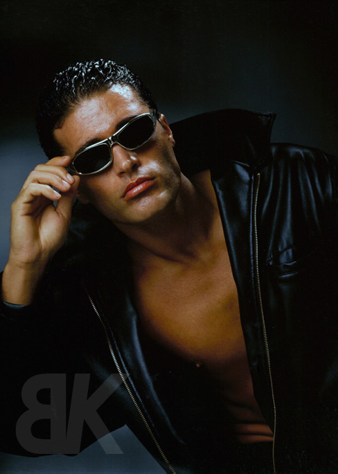 Bashkim Shala in Lederjacke mit Sonnenbrille