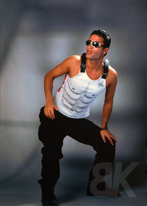Bashkim Shala im weissen Tanktop mit Sonnenbrille