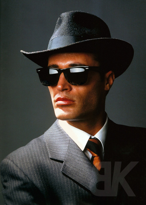 Bashkim Shala mit Hut, Sonnenbrille und grauem Anzug